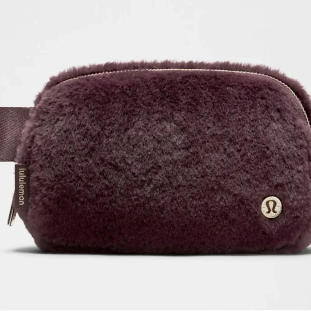 Lululemon NWT Everywhere Belt Bag - Plush Fleece - Black Plum/Gold - Picture 2 of 7